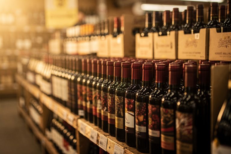 Rayon de bouteilles de vin rouge aligné pendant la foire aux vins d’automne